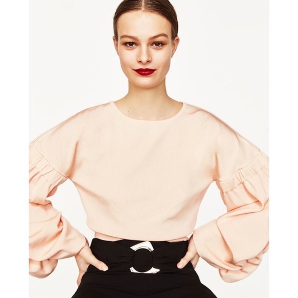 Zara Knit cropped sweater with full sleeves. Light pink. Size medium.